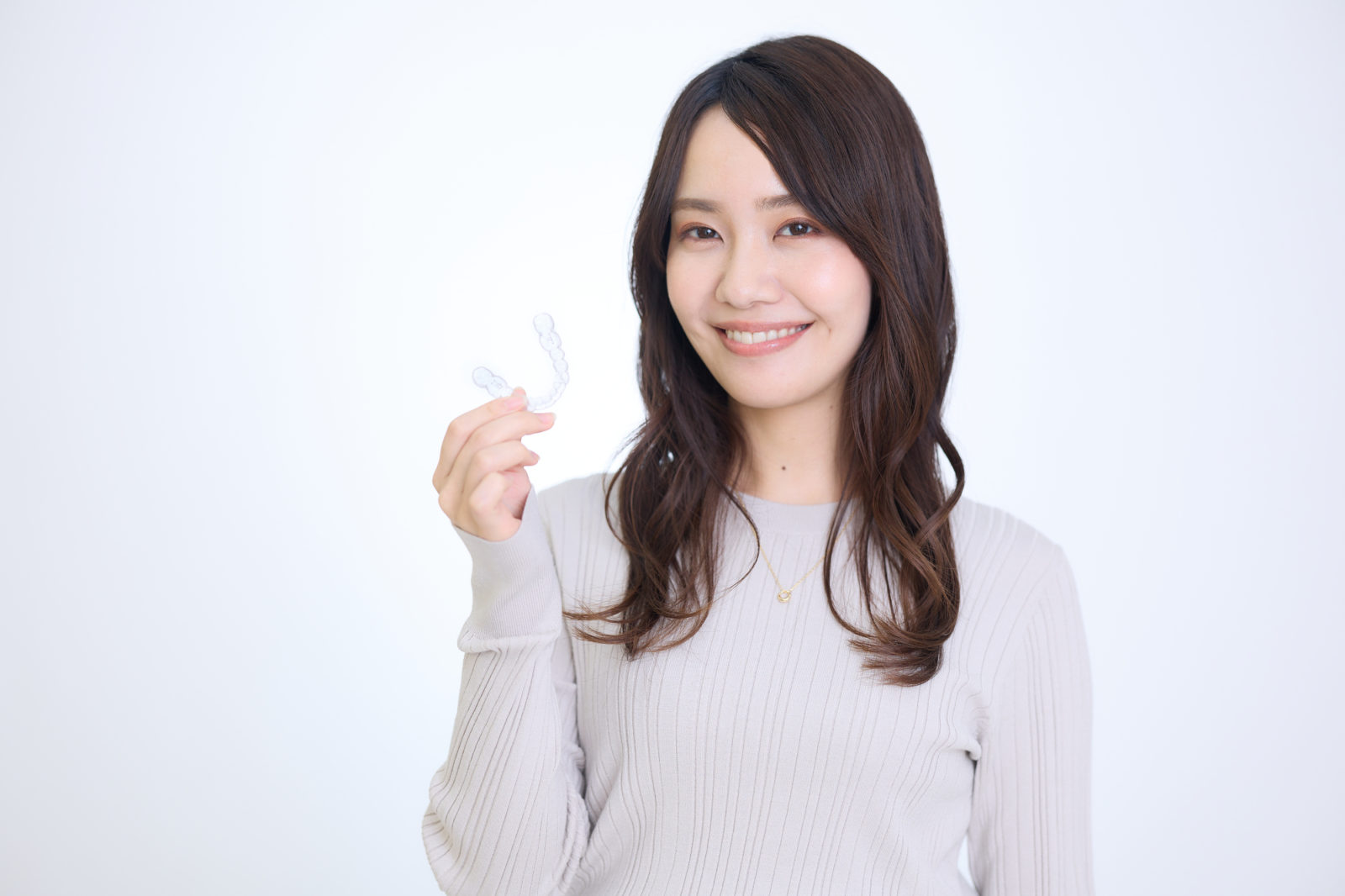 マウスピース矯正をする女性