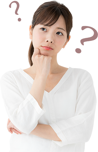 首を傾げる女性
