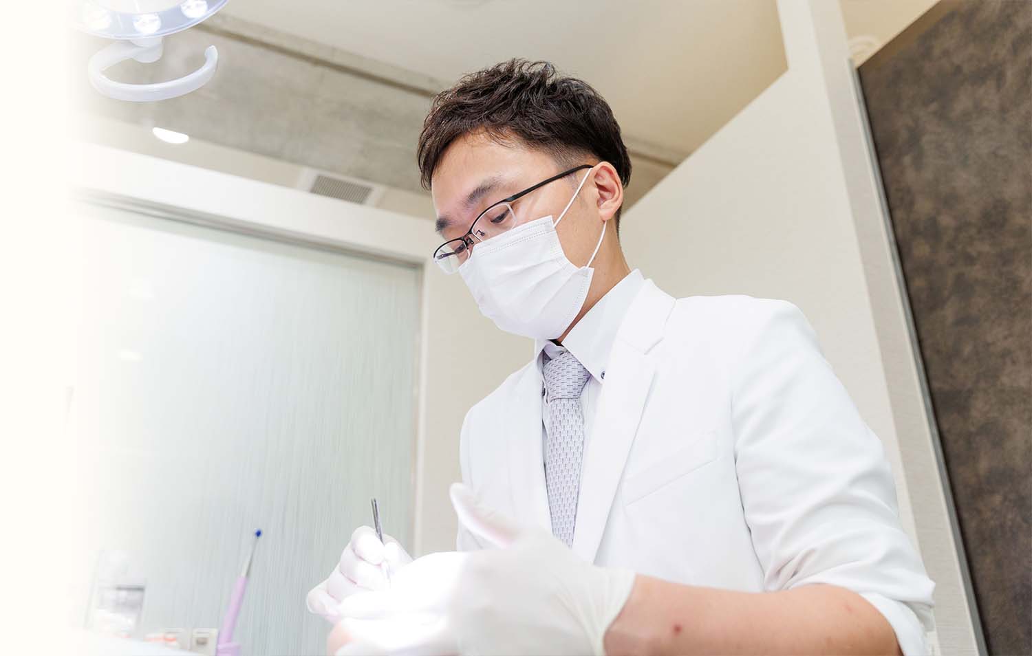 診療中の内澤朋哉院長